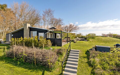 Nielsen - 30M to the Fjord: Hierba, Arbusto, El Terreno Del Lote, Casa, Área Rural, Cobertura Del Suelo, Cabaña, Jardín, Césped