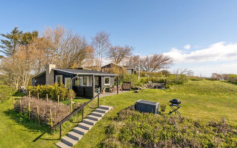 Nielsen - 30M to the Fjord: Hierba, Arbusto, Casa, Casa, El Terreno Del Lote, Planta De La Comunidad, Área Rural, Cabaña, Cobertura Del Suelo, Jardín