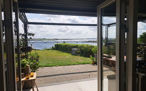 Nielsen - 30M to the Fjord: Sombra, Vaso, Costa, Oceano, Inicio De La Puerta, Maceta, Balcón, Silla, Madera Dura, Planta De Casa