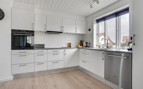 Thilla - 100M from the Sea: Cocina, Piso, Gabinetes, Mostrador, Madera, Diseño De Interiores, Suelo, Aparato De Cocina, Techo, Electrodoméstico