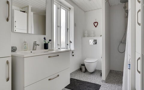 Thilla - 100M from the Sea: Arreglo De Tubería, Piso, Suelo, Baño, Diseño De Interiores, Lavabo, Plomería, Mueble De Baño, Grifo, Casa