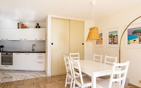 Cadet Rousse: Mueble, Gabinetes, Propiedad, Mesa, Silla, Madera, Piso, Diseño De Interiores, Edificio, Mostrador