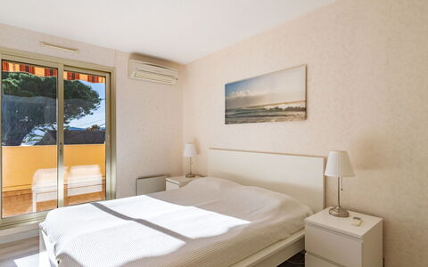 Cadet Rousse: Mueble, Propiedad, Comodidad, Madera, Edificio, Textil, Marco De La Cama, Piso, Arquitectura, Suelo