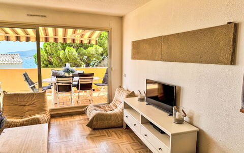 Cadet Rousse: Mueble, Diseño De Interiores, Madera, Piso, Suelo, Habitación, Sofá, Departamento, Sala, Silla