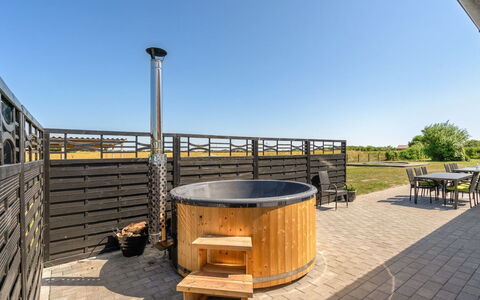 Ailke - 2Km to the Fjord: Material Compuesto, Piscina, Sombra, Mueble Para Exteriores, Jacuzzi, Cubierta, Cerca, Arreglo De Tubería