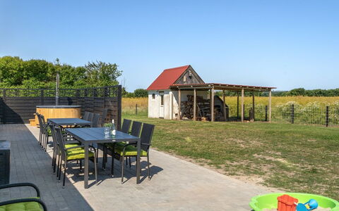 Ailke - 2Km to the Fjord: Techo, Mueble, El Terreno Del Lote, Cabaña, Casa, Sombra, Mueble Para Exteriores, Puerta, Patio Interior, Jardín