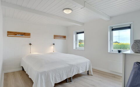Ailke - 2Km to the Fjord: Madera, Techo, Habitación, Diseño De Interiores, Suelo, Piso, Encendiendo, Casa, Cama, Lámpara