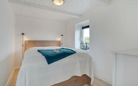 Ailke - 2Km to the Fjord: Cama, Habitación, Diseño De Interiores, Piso, Suelo, Pared, Madera, Sábana, Techo, Lecho