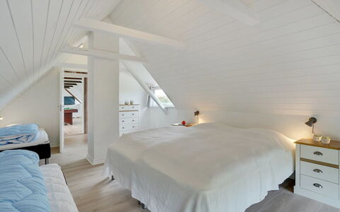 Ailke - 2Km to the Fjord: Cama, Habitación, Madera, Piso, Techo, Suelo, Diseño De Interiores, Mueble, Lecho, Sábana