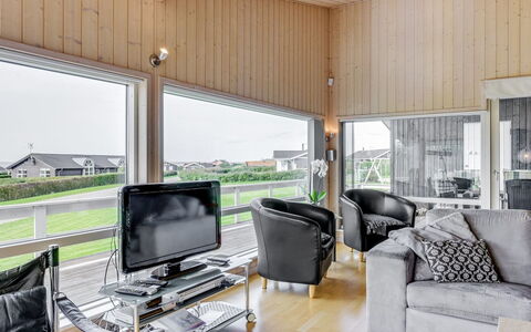 Emanuela - 350M to the Fjord: Techo, Diseño De Interiores, Piso, Suelo, Sala, Habitación, Sofá, Departamento, Suelos De Madera