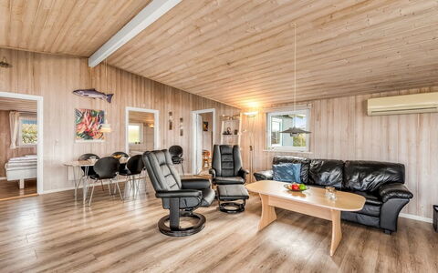 Loviisa - 300M to the Fjord: Madera, Casa, Techo, Suelos De Madera, Sala, Madera Dura, Invierno, Sofá, Tablón