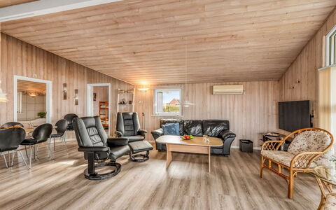 Loviisa - 300M to the Fjord: Madera, Piso, Techo, Suelos De Madera, Suelo, Diseño De Interiores, Sala, Casa, Mueble, Habitación