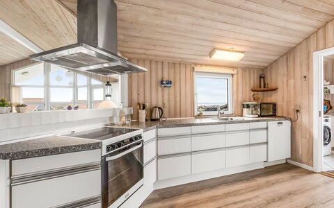 Loviisa - 300M to the Fjord: Madera, Cocina, Casa, Electrodoméstico, Mostrador, Aparato De Cocina, Techo, Electrodoméstico, Gabinetes, Madera Dura