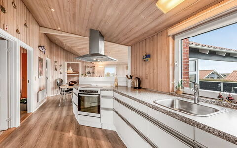 Loviisa - 300M to the Fjord: Madera, Cocina, Diseño De Interiores, Piso, Techo, Casa, Suelos De Madera, Mostrador, Aparato De Cocina, Madera Dura