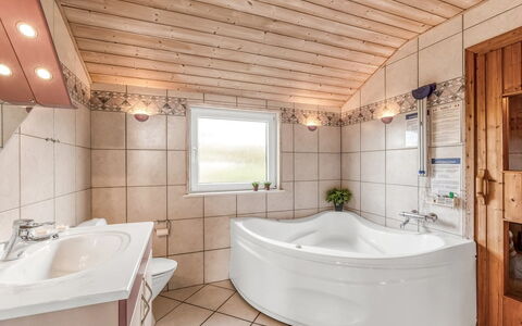 Loviisa - 300M to the Fjord: Arreglo De Tubería, Diseño De Interiores, Piso, Baño, Bañera, Madera, Suelo, Techo, Grifo, Plomería