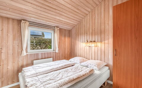 Loviisa - 300M to the Fjord: Madera, Habitación, Casa, Lecho, Cama, Sábana, Manchas De Madera, Madera Dura, Marco De La Cama, Cabaña
