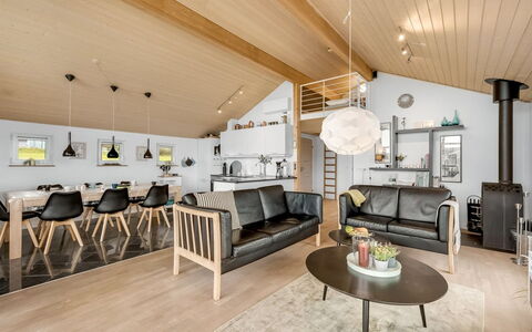 Samuil - 300M to the Fjord: Diseño De Interiores, Madera, Techo, Piso, Mueble, Sala, Sofá, Lámpara, Suelo, Suelos De Madera