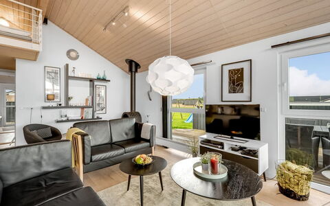 Samuil - 300M to the Fjord: Diseño De Interiores, Techo, Madera, Mueble, Lámpara, Piso, Sala, Encendiendo, Sofá, Habitación