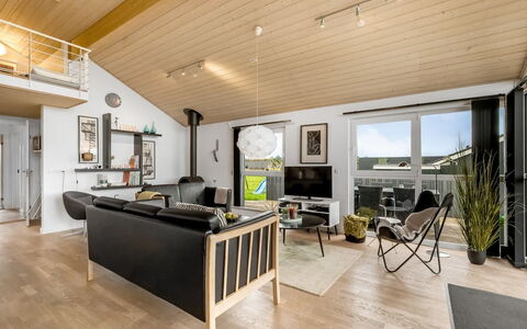 Samuil - 300M to the Fjord: Diseño De Interiores, Madera, Techo, Piso, Mueble, Sofá, Sala, Suelo, Encendiendo, Suelos De Madera