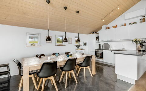 Samuil - 300M to the Fjord: Diseño De Interiores, Madera, Lámpara, Techo, Piso, Mueble, Cocina Y Comedor Mesa, Encendiendo, Cocina, Mostrador