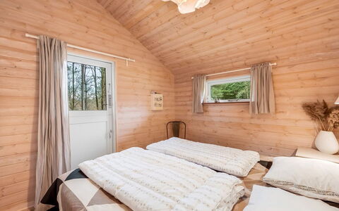 Aman - 700M to the Fjord: Madera, Casa, Casa, Habitación, Cabaña, Cama, Cuarto De Troncos, Madera Dura, Manchas De Madera, Lecho