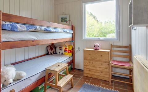 Ioar - 200M to the Fjord: Mueble, Habitación, Piso, Madera, Cama, Suelo, Diseño De Interiores, Litera, Techo, Habitación