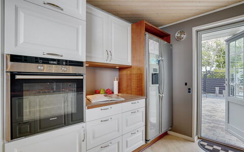 Regnwald - 400M to the Fjord: Aparato De Cocina, Piso, Cocina, Electrodoméstico, Gabinetes, Diseño De Interiores, Madera, Mostrador, Suelo, Electrodoméstico