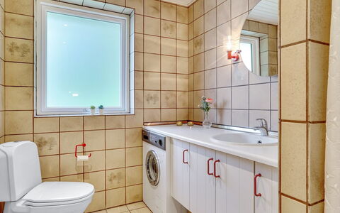 Ephra - 250M to the Fjord: Baño, Arreglo De Tubería, Piso, Asiento Del Baño, Baño, Suelo, Diseño De Interiores, Plomería, Lavabo, Lavabo Del Baño