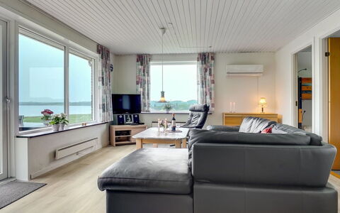 Ephra - 250M to the Fjord: Mueble, Diseño De Interiores, Piso, Madera, Suelo, Sofá, Techo, Suelos De Madera, Sala, Mesa