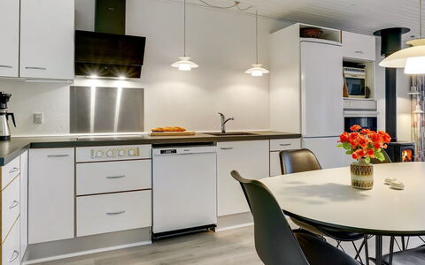 Ephra - 250M to the Fjord: Mueble, Cocina, Diseño De Interiores, Mostrador, Aparato De Cocina, Piso, Lámpara, Pared, Techo, Madera