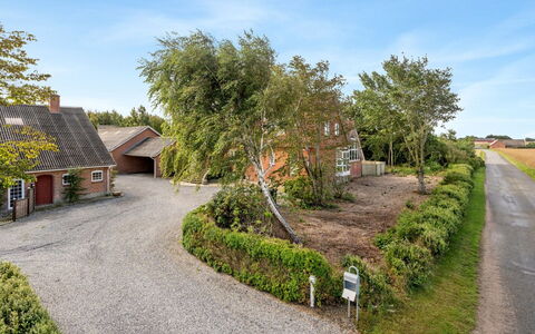 Auguste - 1.5Km to the Fjord: Techo, Casa, El Terreno Del Lote, Casa, Cabaña, Inmuebles, Edificios Del Jardín, Sombra, Cuarto De Troncos, Paisajismo