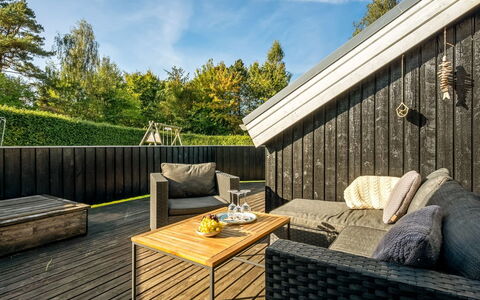 Kukka - 600M from the Sea: Piso, Pared, Suelo, Diseño De Interiores, Madera, Techo, Suelos De Madera, Encendiendo, Mueble, Suelo Laminado