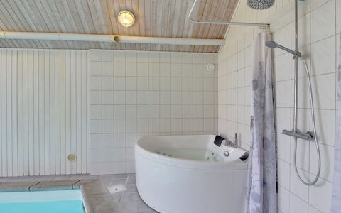 Rani - 800M from the Sea: Piso, Arreglo De Tubería, Suelo, Diseño De Interiores, Bañera, Techo, Baño, Plomería, Grifo, Mueble