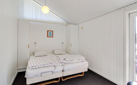 Rani - 800M from the Sea: Madera, Techo, Diseño De Interiores, Habitación, Suelo, Piso, Cama, Sábana, Lecho, Habitación