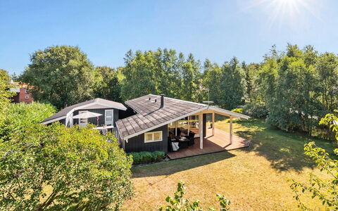 Gardis - 100M from the Sea: Techo, Casa, Casa, Cabaña, Vía Muerta, Inmuebles, Entrada De Coches, Edificios Del Jardín, Yarda, Cobertizo