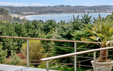 Kuno - 300M from the Sea: Techo, Casa, Casa, Cabaña, Vía Muerta, Inmuebles, Entrada De Coches, Edificios Del Jardín, Yarda, Cobertizo