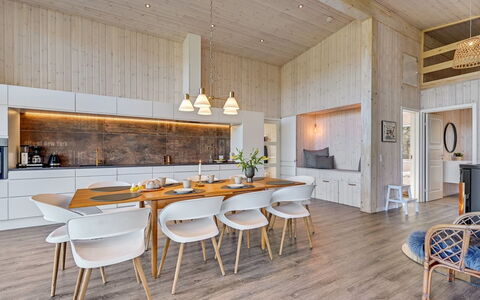 Ylvi - 250M from the Sea: Piso, Diseño De Interiores, Madera, Techo, Suelos De Madera, Suelo, Cocina Y Comedor Mesa, Mueble, Cocina, Casa
