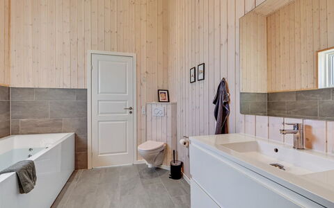 Ylvi - 250M from the Sea: Piso, Suelo, Pared, Madera, Arreglo De Tubería, Diseño De Interiores, Baño, Grifo, Mueble De Baño, Plomería