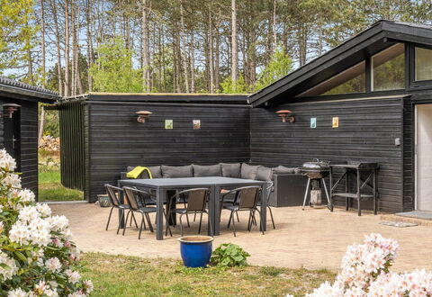 Keyla - 50M from the Sea: Madera, Casa, Cabaña, Vía Muerta, Edificios Del Jardín, Jardín, Sombra, Patio Interior, Yarda, Madera Dura