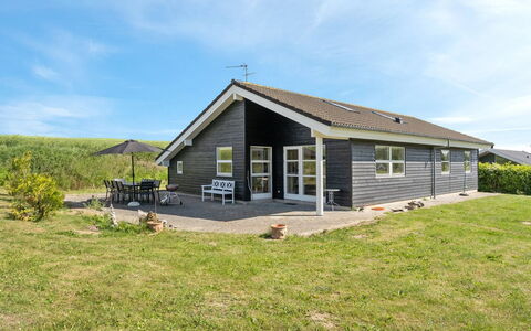 Bitha - 400M from the Sea: Cocina, Mostrador, Aparato De Cocina, Piso, Gabinetes, Diseño De Interiores, Electrodoméstico, Suelo, Casa, Mueble