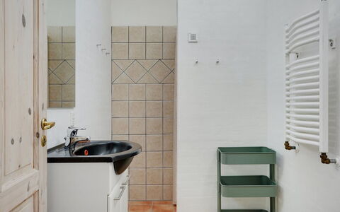 Bitha - 400M from the Sea: Cocina, Mostrador, Aparato De Cocina, Piso, Gabinetes, Diseño De Interiores, Electrodoméstico, Suelo, Casa, Mueble