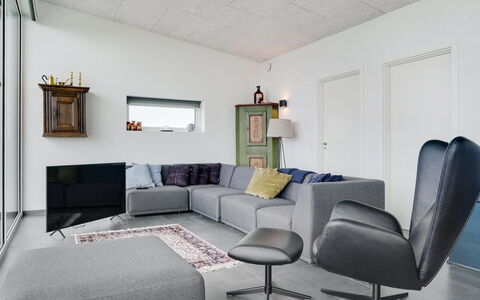 Anniina - 200M from the Sea: Mueble, Diseño De Interiores, Piso, Sofá, Suelo, Sala, Casa, Habitación, Departamento, Encendiendo