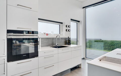 Anniina - 200M from the Sea: Cocina, Mostrador, Diseño De Interiores, Aparato De Cocina, Piso, Gabinetes, Techo, Electrodoméstico, Suelo, Electrodoméstico