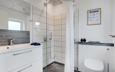 Anniina - 200M from the Sea: Piso, Suelo, Diseño De Interiores, Arreglo De Tubería, Baño, Loseta, Plomería, Mueble De Baño, Material Compuesto, Baño