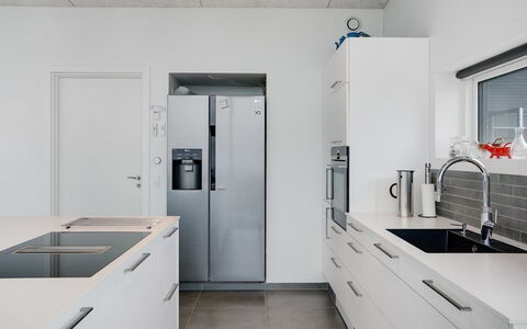 Anniina - 200M from the Sea: Cocina, Mostrador, Aparato De Cocina, Piso, Electrodoméstico, Gabinetes, Diseño De Interiores, Madera, Suelo, Mueble