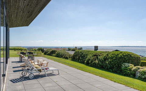 Anniina - 200M from the Sea: Cobertura Del Suelo, Sombra, Jardín, Paisajismo, Pasarela, Césped, Losa, Cobertura, Eco Hotel, Mueble Para Exteriores