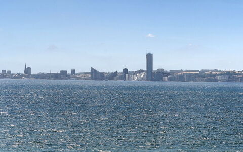 Anniina - 200M from the Sea: Azul, Los Recursos Hídricos, Tiempo De Día, Cuerpo De Agua, Horizonte, Ciudad, Rascacielos, Camino Acuático, Mar