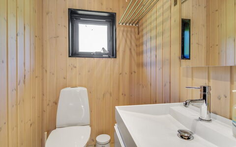 Rufina - 850M from the Sea: Piso, Madera, Arreglo De Tubería, Suelo, Diseño De Interiores, Techo, Lavabo Del Baño, Baño, Lavabo, Habitación