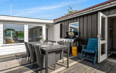 Mainart - 200M from the Sea