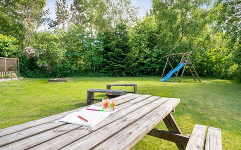 Reika - 1Km from the Sea: Mueble, Banco Al Aire Libre, Mesa, El Terreno Del Lote, Mesa Al Aire Libre, Mueble Para Exteriores, Mesa De Picnic, Jardín, Césped, Prado